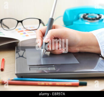 Grafik-Designer arbeiten in Büro mit Tablet-Stift. Selektiven Fokus auf digitalen Stift Stockfoto