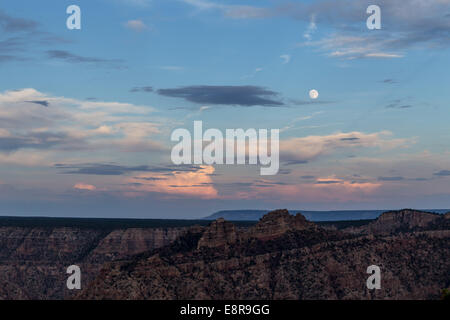 Vollmond über dem Grand Canyon. USA, Kalifornien Stockfoto