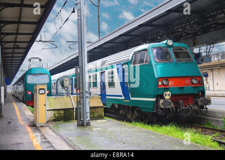 Zwei Züge sind am Bahnhof in Italien Stockfoto