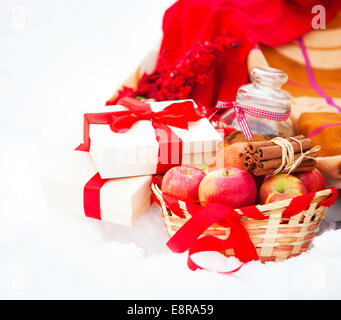 Weihnachten-Stillleben mit Weihnachtsschmuck, Kekse und Geschenke eingebettet in frischem Schnee Stockfoto