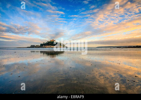 St. Michaels Mount spiegelt sich in Marazion Strand Stockfoto