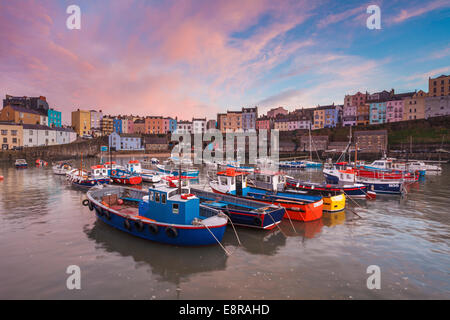 Tenby Hafen bei Sonnenuntergang aufgenommen. Stockfoto