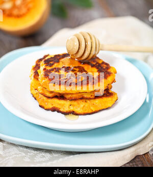 Kürbis-Pfannkuchen mit Honig auf dem hölzernen Hintergrund Stockfoto