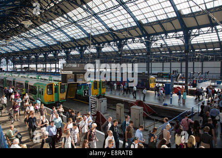 Zum Bahnhof von Brighton im morgendlichen Berufsverkehr Stockfoto