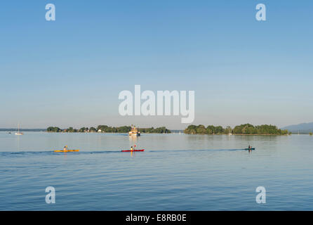 See-Chiemsee mit der Fraueninsel Insel mit den Bayerischen Alpen im Hintergrund, Bayern, Deutschland. Stockfoto