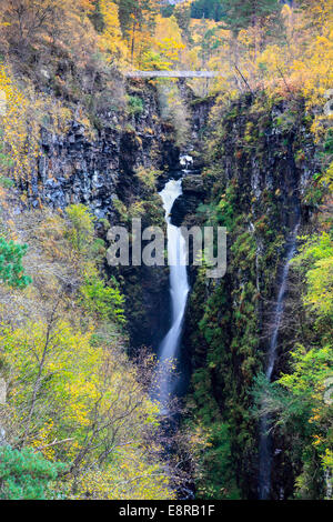 Im Herbst fällt der Measach in der Corrieshalloch-Schlucht in der Nähe von Ullapool in den schottischen Highlands Stockfoto