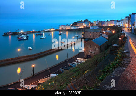 Tenby Hafen gefangen während der Dämmerung, Stockfoto