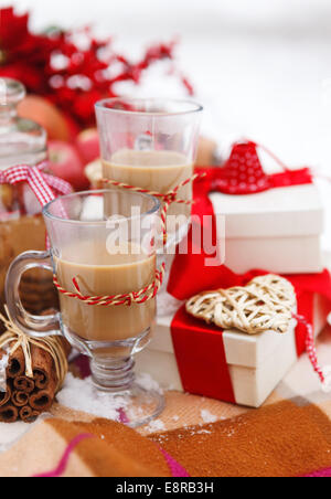 Weihnachten-Stillleben mit einem Weihnachtsschmuck, Cookies, Äpfel, Geschenke und heiße Schokolade eingebettet in frischem Schnee Stockfoto