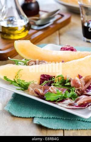 Prosciutto mit Melone und Rucola und Radicchio-Salat Stockfoto