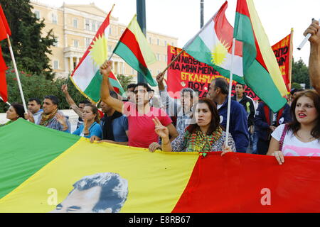 Athen, Griechenland. 13. Oktober 2014. Der Protestmarsch verläuft durch das griechische Parlament. Kurden leben in Griechenland protestierte gegen die Angriffe des islamischen Staates (IS) auf die Stadt Kobane in Syrien. Ihre Wut richtete sich vor allem in Richtung Türkei und die Untätigkeit der türkischen Armee, auf die Hilfe von der belagerten Stadt zu kommen. Stockfoto