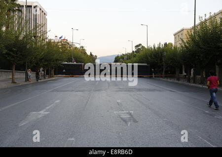 Athen, Griechenland. 13. Oktober 2014. Die Polizei hat die Straße außerhalb des griechischen Parlaments zu dem Protestmarsch in Zukunft blockieren abgeriegelt. Kurden leben in Griechenland protestierte gegen die Angriffe des islamischen Staates (IS) auf die Stadt Kobane in Syrien. Ihre Wut richtete sich vor allem in Richtung Türkei und die Untätigkeit der türkischen Armee, auf die Hilfe von der belagerten Stadt zu kommen. Stockfoto