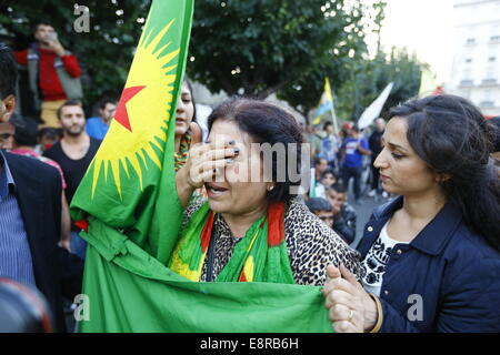 Athen, Griechenland. 13. Oktober 2014. Ein weiblicher Demonstrant schreit ihre Wut und Trauer über die Untätigkeit der türkischen Armee gegen den islamischen Staat in Kobane.  Kurden leben in Griechenland protestierte gegen die Angriffe des islamischen Staates (IS) auf die Stadt Kobane in Syrien. Ihre Wut richtete sich vor allem in Richtung Türkei und die Untätigkeit der türkischen Armee, auf die Hilfe von der belagerten Stadt zu kommen. Stockfoto