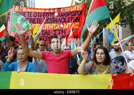 Athen, Griechenland. 13. Oktober 2014. Kurdische Demonstranten marschieren durch Athen, riefen Parolen gegen die Untätigkeit der türkischen Armee. Kurden leben in Griechenland protestierte gegen die Angriffe des islamischen Staates (IS) auf die Stadt Kobane in Syrien. Ihre Wut richtete sich vor allem in Richtung Türkei und die Untätigkeit der türkischen Armee, auf die Hilfe von der belagerten Stadt zu kommen. Stockfoto