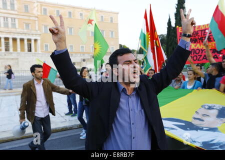 Athen, Griechenland. 13. Oktober 2014. Ein Demonstrant ruft Parolen auf die Demonstranten, gleichzeitig einen Sieg außerhalb des griechischen Parlaments zu unterzeichnen. Kurden leben in Griechenland protestierte gegen die Angriffe des islamischen Staates (IS) auf die Stadt Kobane in Syrien. Ihre Wut richtete sich vor allem in Richtung Türkei und die Untätigkeit der türkischen Armee, auf die Hilfe von der belagerten Stadt zu kommen. Stockfoto