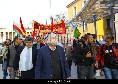 Athen, Griechenland. 13. Oktober 2014. Panagiotis Lafazanis (Mitte), Mitglied des griechischen Parlaments für SYRIZA (Koalition aus die radikale Linke), die größte Oppositionspartei marschiert zur Unterstützung des kurdischen Volkes. Kurden leben in Griechenland protestierte gegen die Angriffe des islamischen Staates (IS) auf die Stadt Kobane in Syrien. Ihre Wut richtete sich vor allem in Richtung Türkei und die Untätigkeit der türkischen Armee, auf die Hilfe von der belagerten Stadt zu kommen. Stockfoto