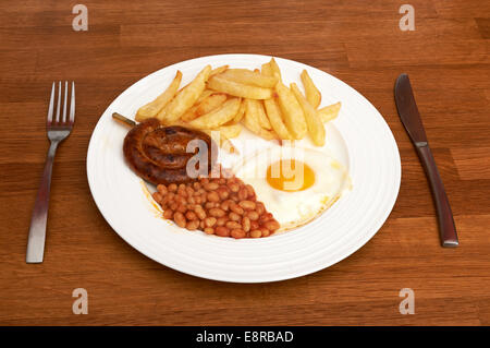 Wurst-Ei-Chips & Bohnen Stockfoto