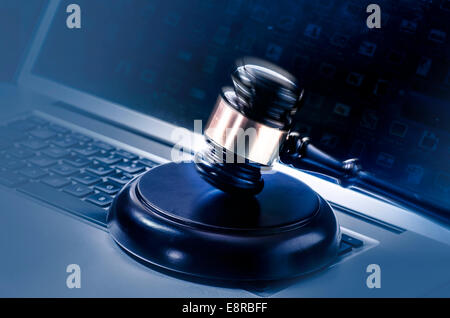 Hammer auf Computer - Cyber Gesetz Kriminalität Konzept Bild. Stockfoto