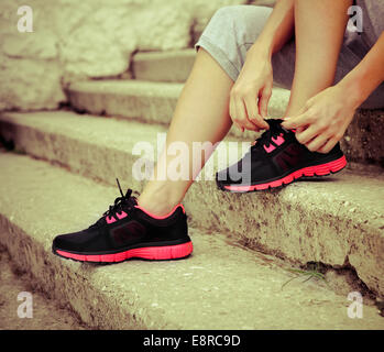 Athlete Mädchen versucht immer bereit zum Joggen Laufschuhe Stockfoto