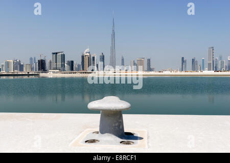 Blick über den Bach Richtung Skyline von Dubai und Burj Khalifa im Business Bay in Vereinigte Arabische Emirate Stockfoto