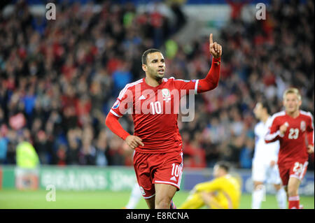 Cardiff, UK. 13. Oktober 2014. UEFA-Europameisterschaft in Cardiff City Stadium - Wales V Zypern: Hal Robson-Kanu feiert sein Ziel - die zweite für Wales. Bildnachweis: Phil Rees/Alamy Live-Nachrichten Stockfoto