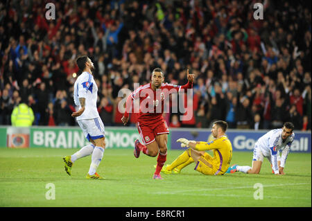 Cardiff, UK. 13. Oktober 2014. UEFA-Europameisterschaft in Cardiff City Stadium - Wales V Zypern: Hal Robson Kanu feiert seinen ersten Hälfte Ziel für Wales. Bildnachweis: Phil Rees/Alamy Live-Nachrichten Stockfoto