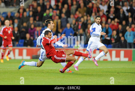 Cardiff, UK. 13. Oktober 2014. UEFA-Europameisterschaft in Cardiff City Stadium - Wales V Zypern: Hal Robson Kanu scores für Wales. Bildnachweis: Phil Rees/Alamy Live-Nachrichten Stockfoto