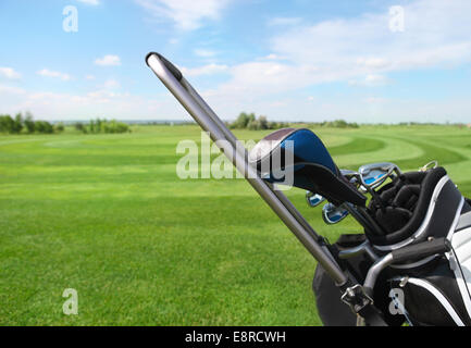 Golfschläger im Golfbag, grünen Rasen Hintergrund Stockfoto