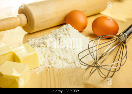 Zutaten und Utensilien zum Backen von Weihnachtsplätzchen Stockfoto