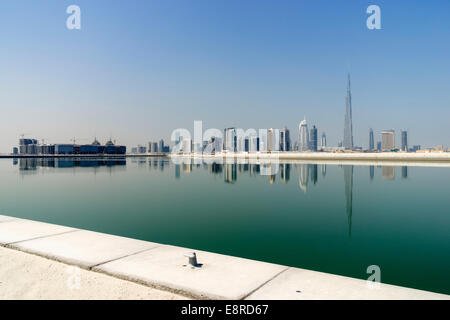 Blick über den Bach Richtung Skyline von Dubai und Burj Khalifa im Business Bay in Vereinigte Arabische Emirate Stockfoto