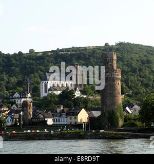 Die Liebfrauenkirche und Ochsenturm in Oberwesel, Deutschland. Die Stadt liegt am Fluss Rhein. Stockfoto