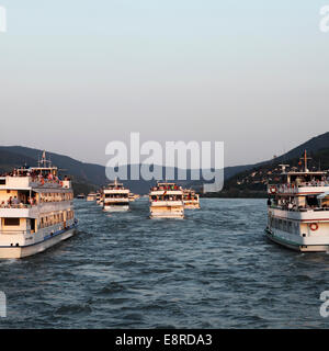 Schiffe, Kreuzfahrt auf dem Rhein in Deutschland. Stockfoto