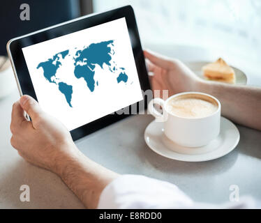 Mann, der Tablet-Computer mit Karte im café Stockfoto