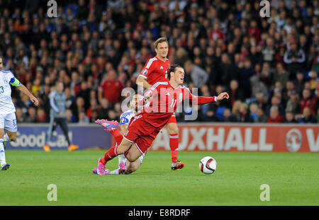 Cardiff, UK. 13. Oktober 2014. UEFA-Europameisterschaft in Cardiff City Stadium - Wales V Zypern: Gareth Bale of Wales von Marios Nikolaou Zypern in Angriff genommen wird. Bildnachweis: Phil Rees/Alamy Live-Nachrichten Stockfoto