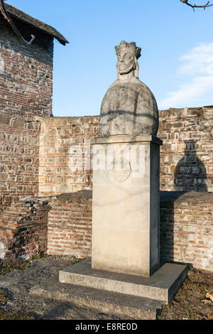 Büste in den Ruinen des fürstlichen Hofes (Curtea Palast) in Targoviste, Residenz des Vlad Tepes, Rumänien, Karpaten. Stockfoto