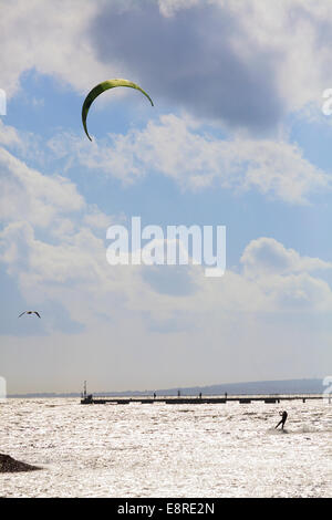 Person Kitesurfen im Hafen auf halb Silhouette gegen glitzernde Meer. Stockfoto