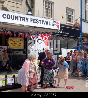 Fizzogs (tanzen Omas Act) Comediennes Stourbridge Karneval, Stourbridge West Mids England UK Stockfoto