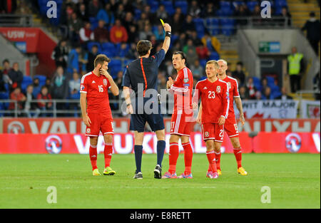 Cardiff, UK. 13. Oktober 2014. UEFA-Europameisterschaft in Cardiff City Stadium - Wales V Zypern: Gareth Bale wird durch den Schiedsrichter in der zweiten Hälfte eine gelbe Karte gezeigt. Bildnachweis: Phil Rees/Alamy Live-Nachrichten Stockfoto