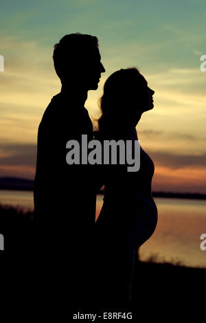 Silhouette der Mann umarmt seine schwangere Freundin Stockfoto