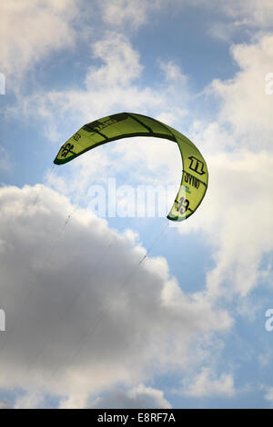 Power Kite Kitesurfen gegen Himmel. Stockfoto