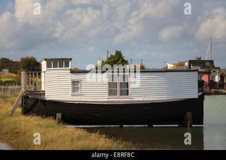 Festen Hausboot ständig aus dem Wasser auf Betonsteine zu steigern. Stockfoto