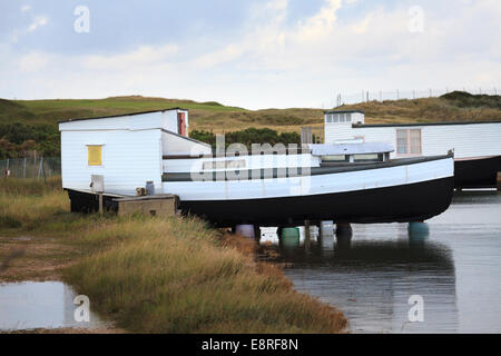 Festen Hausboot ständig aus dem Wasser auf Betonsteine zu steigern. Stockfoto