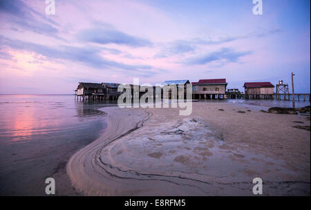 Fischerdorf Prek Svay, auf Koh Rong Insel, Kambodscha bei Sonnenuntergang Stockfoto