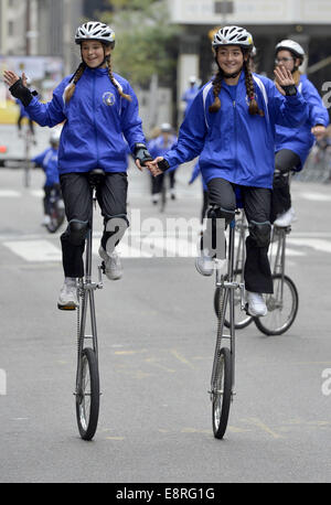 New York, USA. 13. Oktober 2014. Menschen besuchen die 70. Columbus Day Parade auf der Manhattan Fifth Avenue in New York, Vereinigte Staaten, am 13. Oktober 2014. Tausende von Menschen nahmen an der Feier der italienische amerikanische Kultur und das Erbe hier am Montag. Bildnachweis: Wang Lei/Xinhua/Alamy Live-Nachrichten Stockfoto