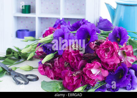 Violett und lila Eustoma Blumenstrauß Stockfoto