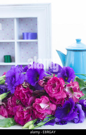 Violett und lila Eustoma Blumenstrauß Stockfoto