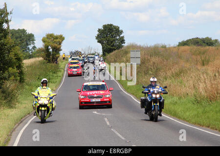 Der Leiter der Tour de France 2014 Konvoi nähert Saffron Walden, Essex, UK, während der 3. Etappe des Rennens. Stockfoto