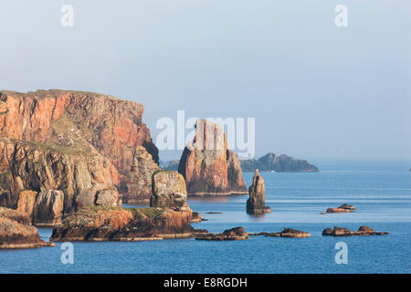 Landschaft auf der Halbinsel Eshaness, die roten Klippen der Neap. Stockfoto