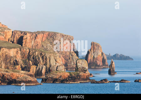 Landschaft auf der Halbinsel Eshaness, die roten Klippen der Neap. Stockfoto