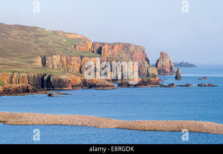 Landschaft auf der Halbinsel Eshaness, die roten Klippen von The Neap, Shetland-Inseln, Schottland. Stockfoto