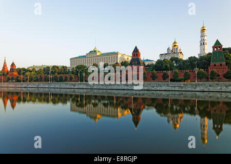 Moskauer Kreml und reflektierte Sicht im Fluss Stockfoto